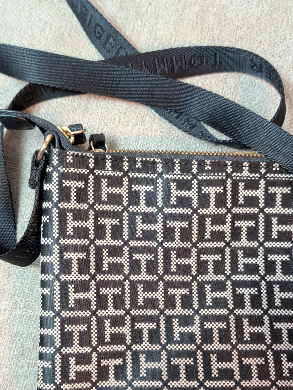 Tommy Hilfiger Monogram Shoulder Bag Crossbody Like New - Picture 9 of 9